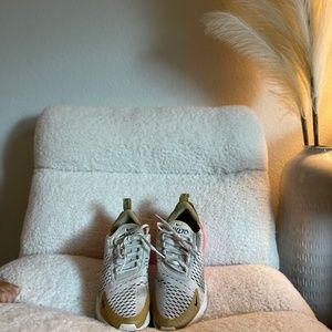 Tennis shoes